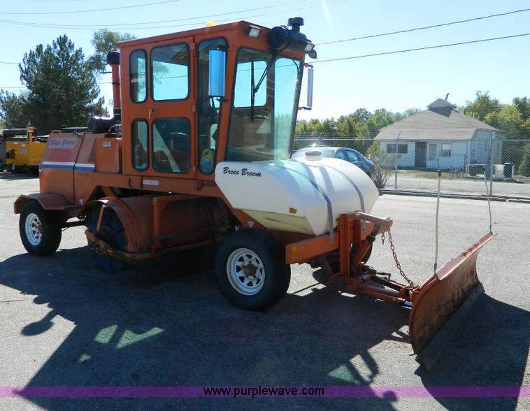 image for item E4186 2001 Broce CR-350 broom