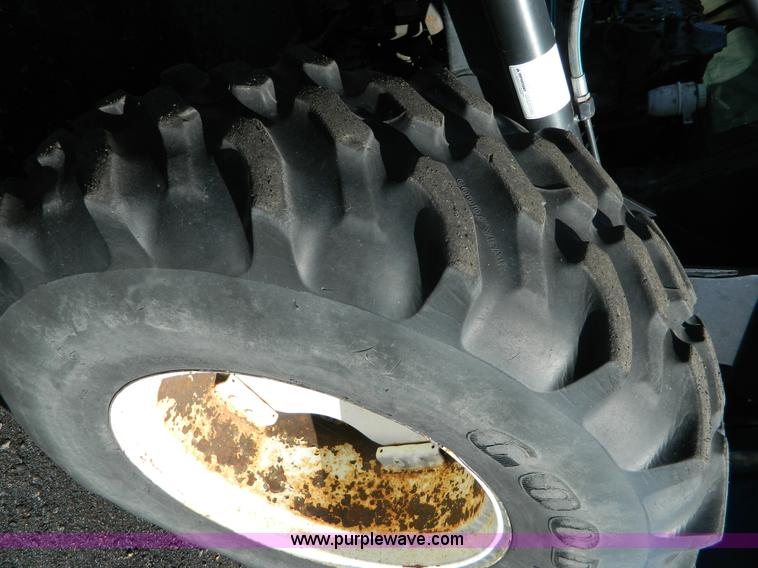 image for item E4192 2000 New Holland TV-140 tractor