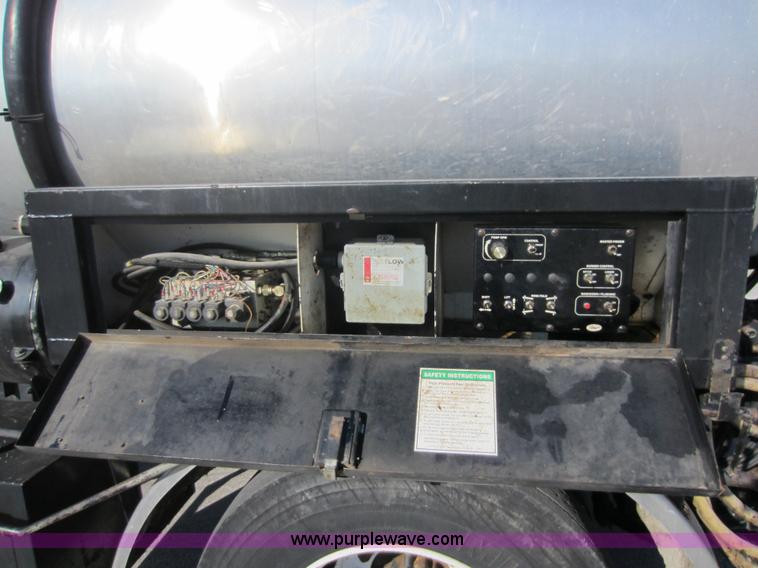 image for item E8054 2002 Freightliner FL60 oil distributor truck