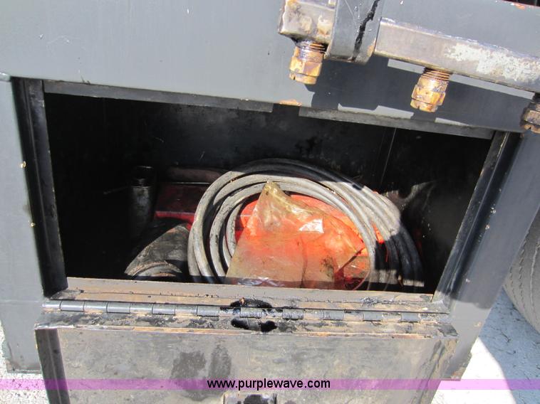 image for item E8054 2002 Freightliner FL60 oil distributor truck