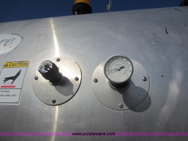 image for item E8054 2002 Freightliner FL60 oil distributor truck