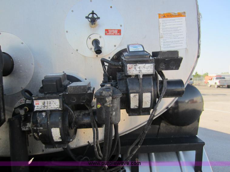 image for item E8054 2002 Freightliner FL60 oil distributor truck