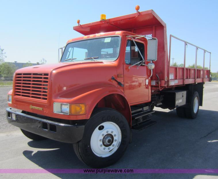 image for item E8060 1993 International 4900 stake bed truck