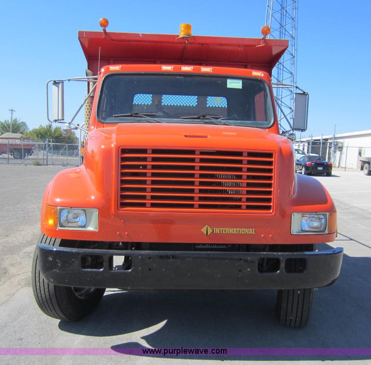 image for item E8060 1993 International 4900 stake bed truck