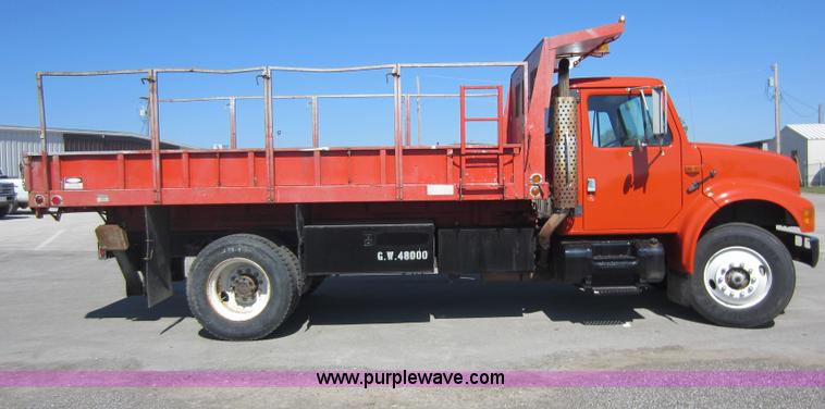 image for item E8060 1993 International 4900 stake bed truck