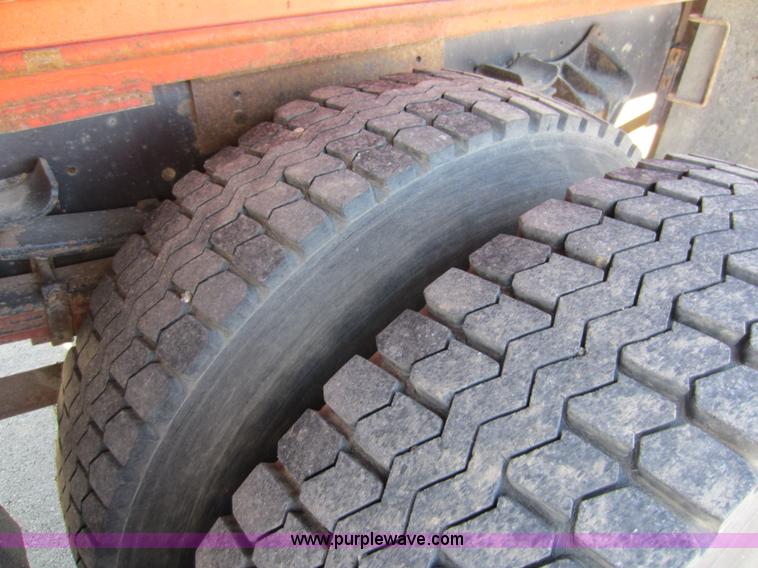 image for item E8060 1993 International 4900 stake bed truck