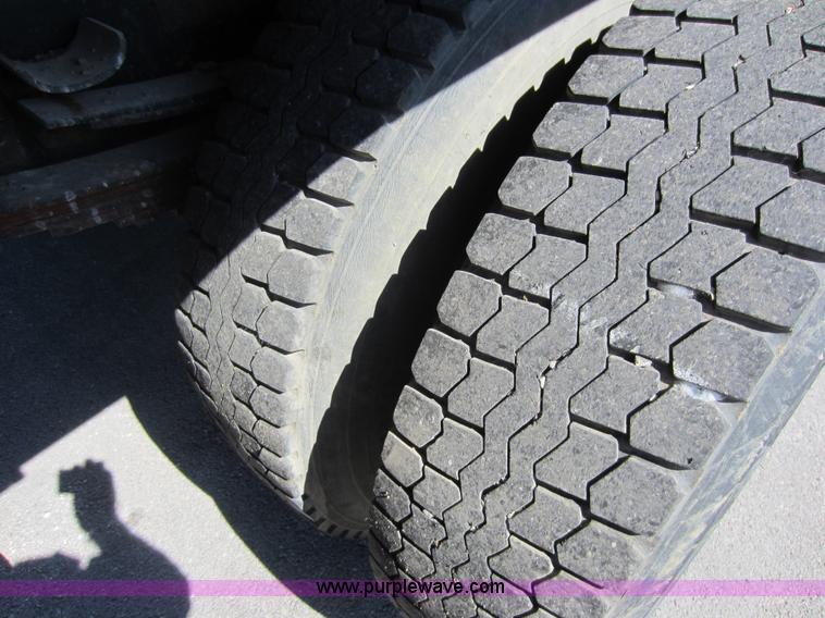 image for item E8060 1993 International 4900 stake bed truck