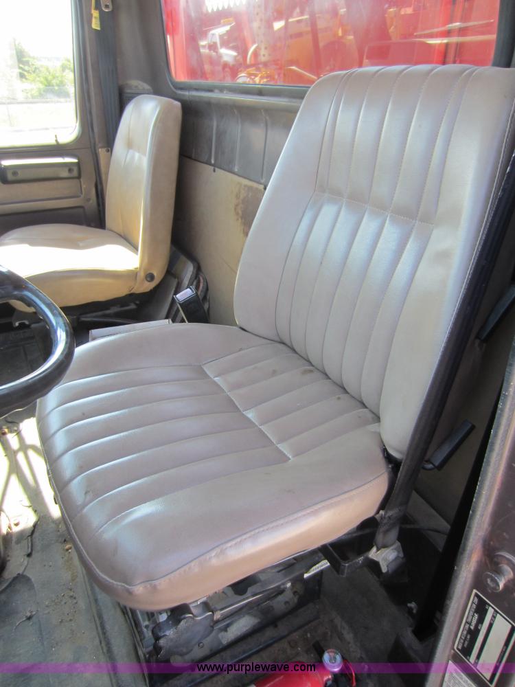 image for item E8060 1993 International 4900 stake bed truck