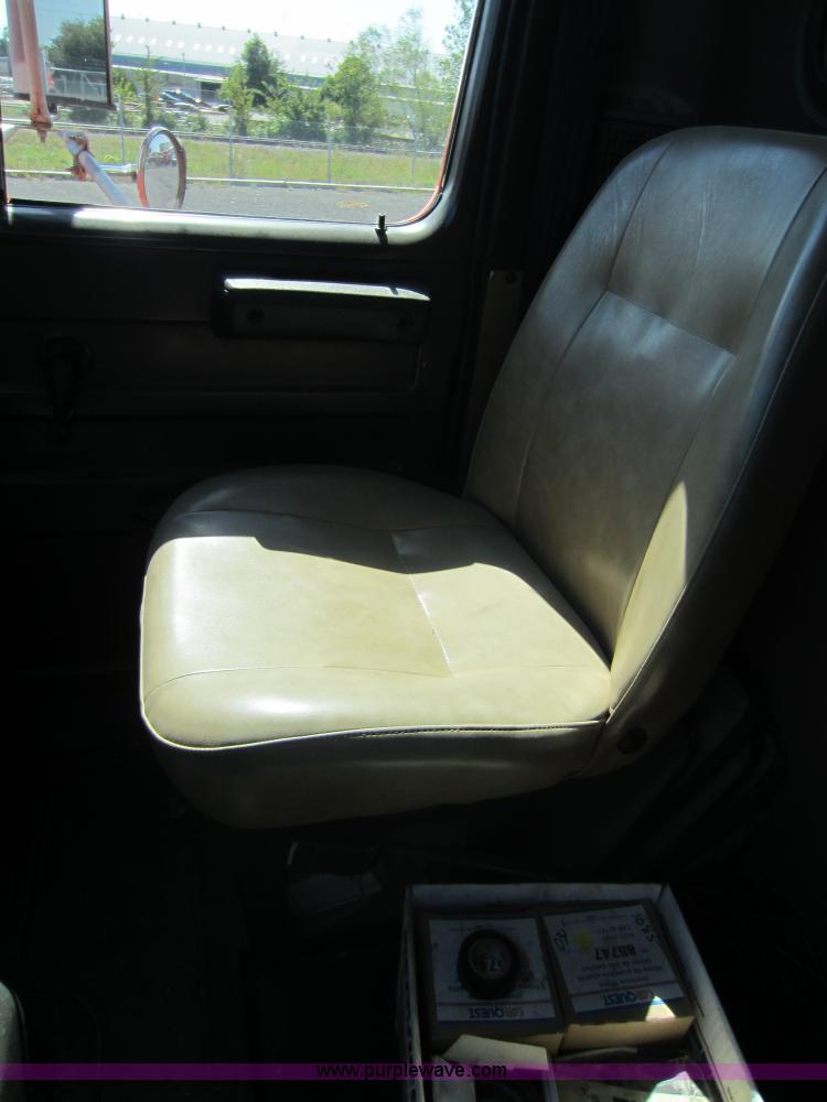 image for item E8060 1993 International 4900 stake bed truck