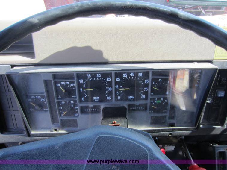 image for item E8060 1993 International 4900 stake bed truck