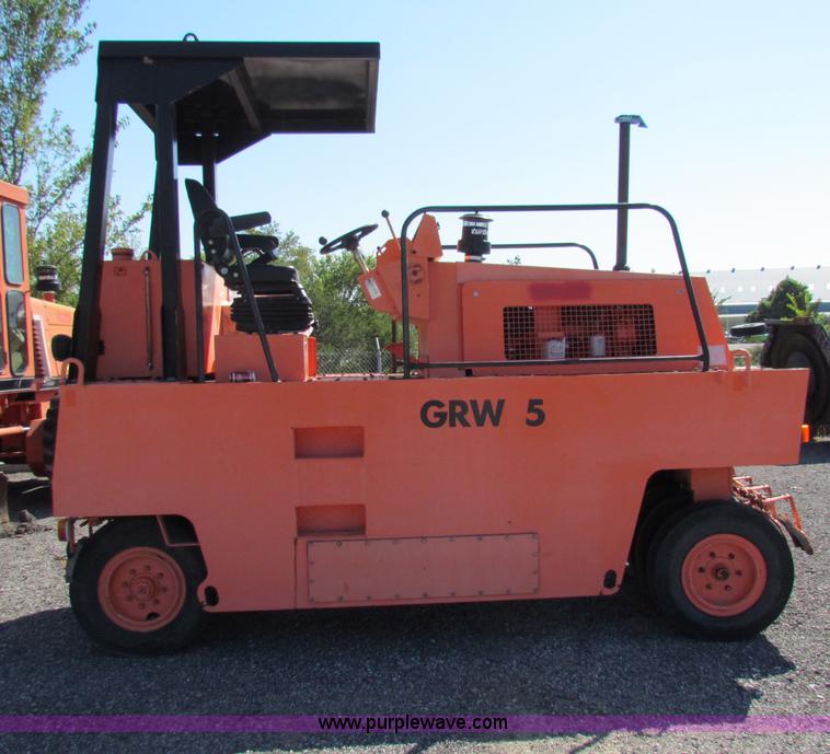 image for item E8065 1995 Hamm GRW5 pneumatic roller