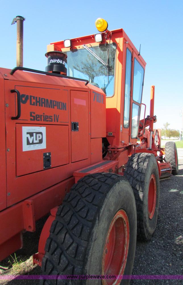image for item E8069 1995 Champion 710A motor grader