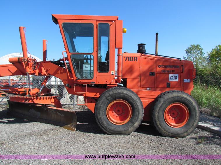 image for item E8069 1995 Champion 710A motor grader