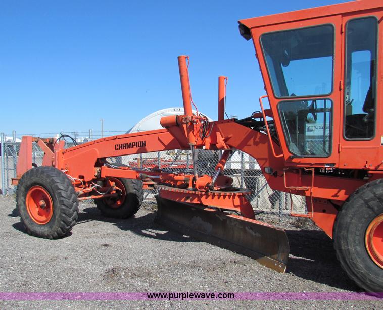 image for item E8069 1995 Champion 710A motor grader
