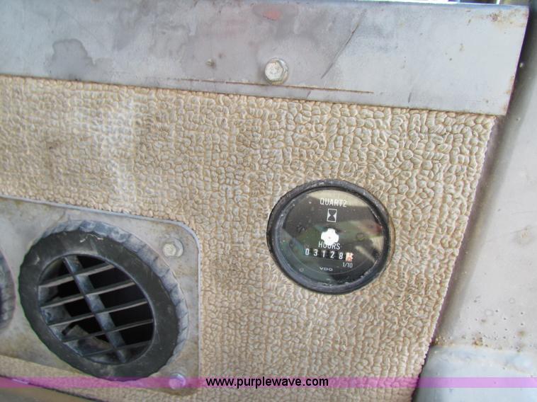 image for item E8069 1995 Champion 710A motor grader