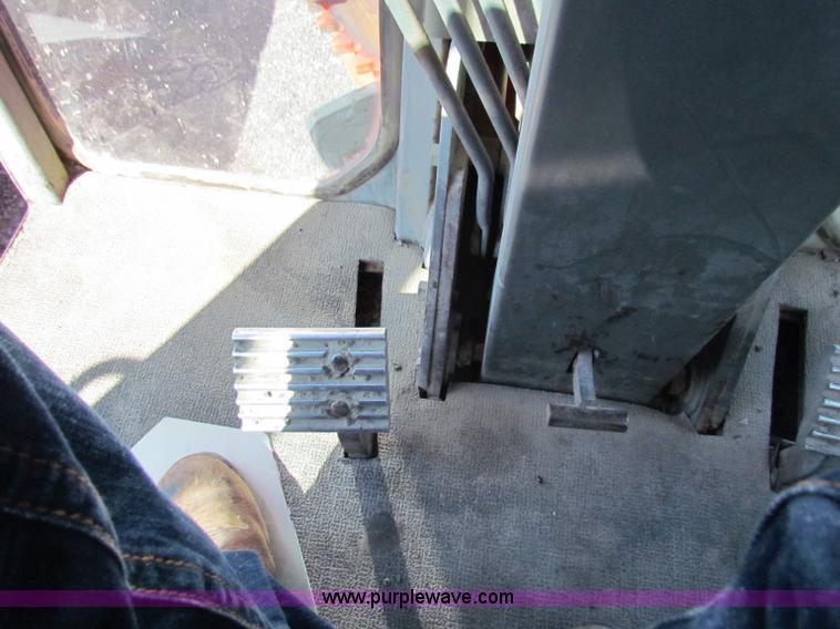 image for item E8069 1995 Champion 710A motor grader