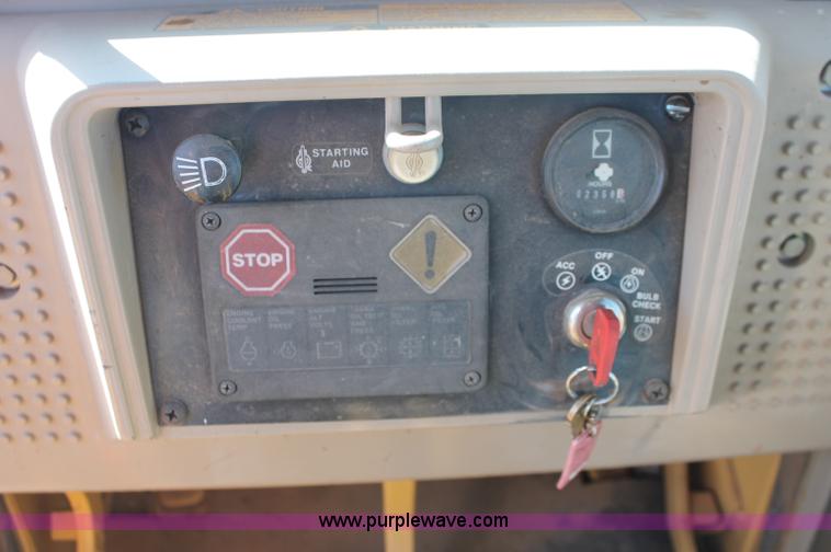 image for item F6143 1991 John Deere 555G crawler loader