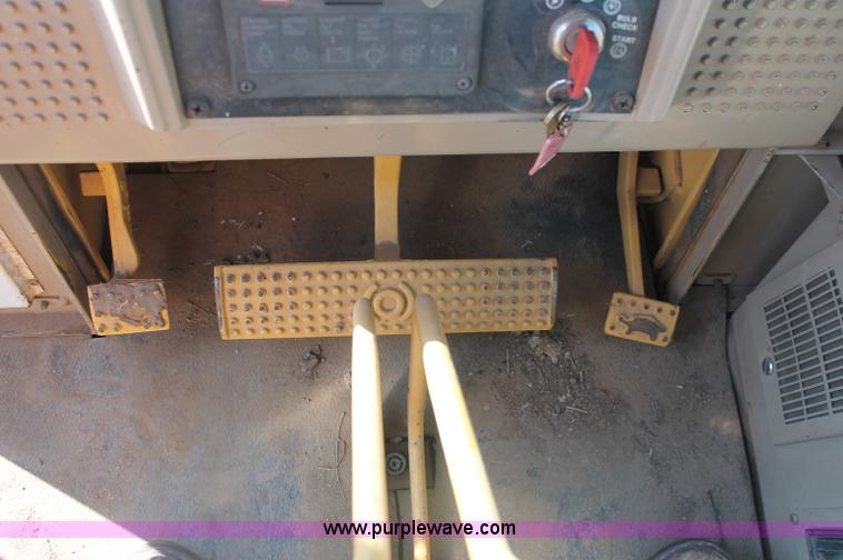 image for item F6143 1991 John Deere 555G crawler loader