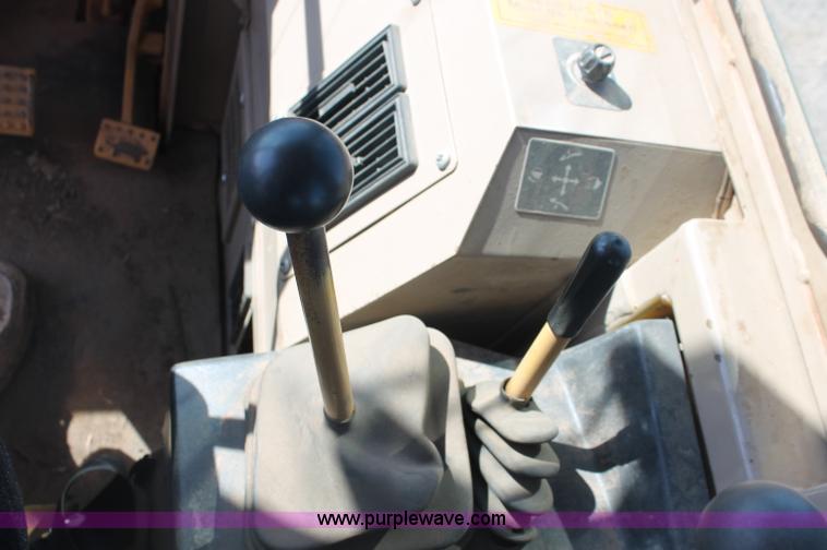 image for item F6143 1991 John Deere 555G crawler loader