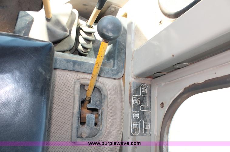 image for item F6143 1991 John Deere 555G crawler loader