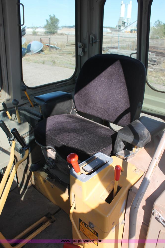 image for item F6143 1991 John Deere 555G crawler loader