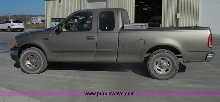 image for item D4700 2001 Ford F150 XLT SuperCab pickup truck