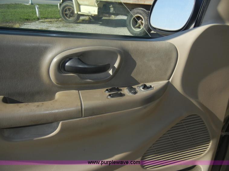 image for item D4700 2001 Ford F150 XLT SuperCab pickup truck