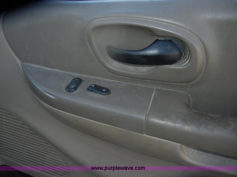 image for item D4700 2001 Ford F150 XLT SuperCab pickup truck