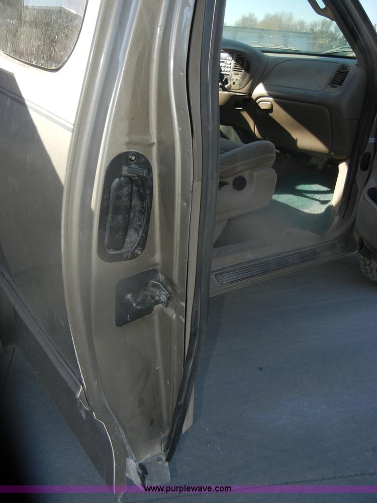 image for item D4700 2001 Ford F150 XLT SuperCab pickup truck