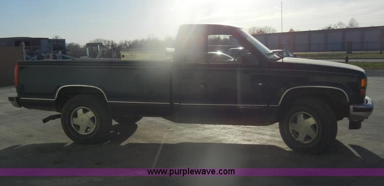 image for item D4701 1997 GMC Sierra K1500 pickup truck