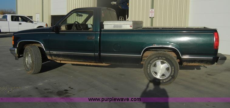 image for item D4701 1997 GMC Sierra K1500 pickup truck