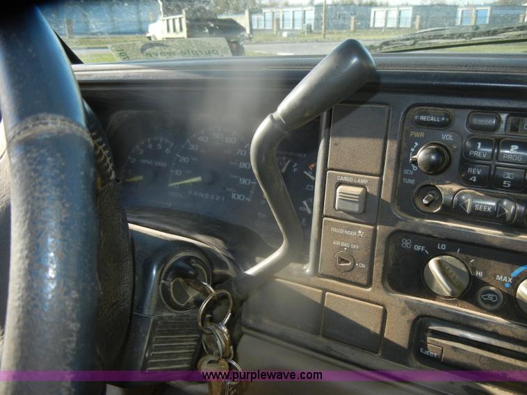 image for item D4701 1997 GMC Sierra K1500 pickup truck