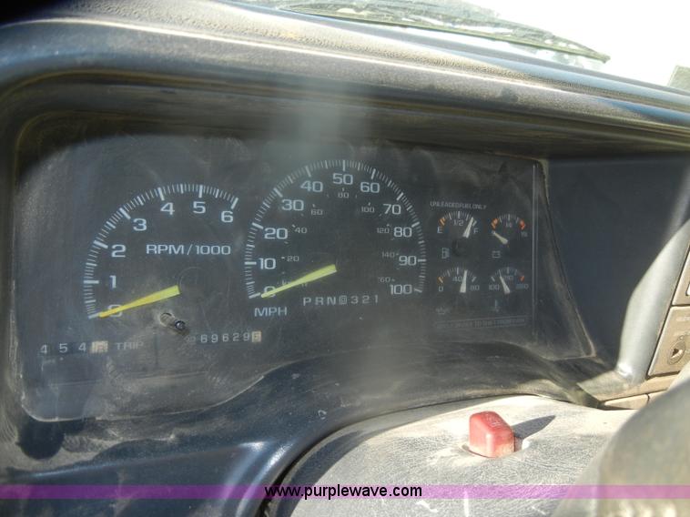 image for item D4701 1997 GMC Sierra K1500 pickup truck