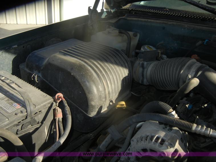 image for item D4701 1997 GMC Sierra K1500 pickup truck