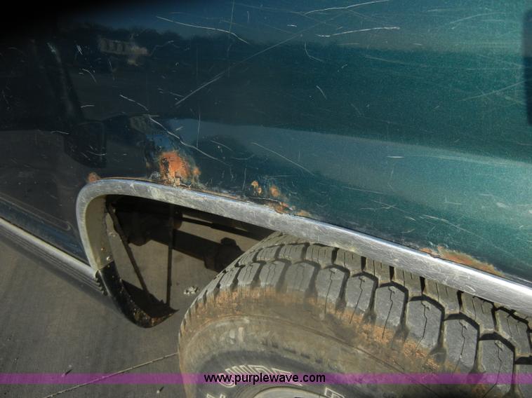 image for item D4701 1997 GMC Sierra K1500 pickup truck