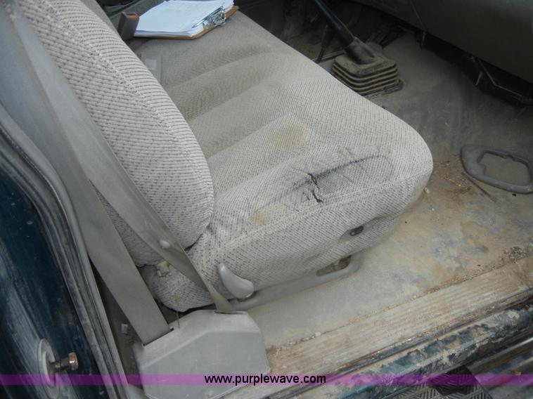 image for item D4792 1996 GMC Sierra 3500 SLE flatbed pickup truck