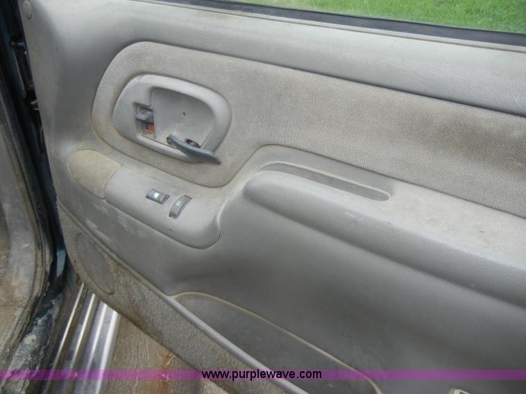 image for item D4792 1996 GMC Sierra 3500 SLE flatbed pickup truck