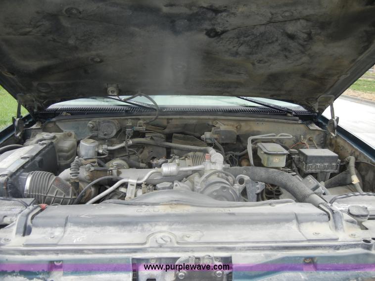 image for item D4792 1996 GMC Sierra 3500 SLE flatbed pickup truck