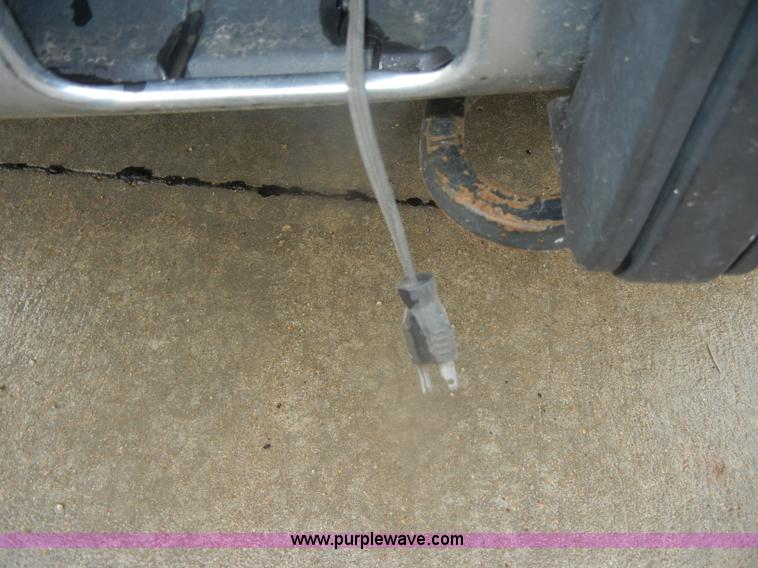 image for item D4792 1996 GMC Sierra 3500 SLE flatbed pickup truck