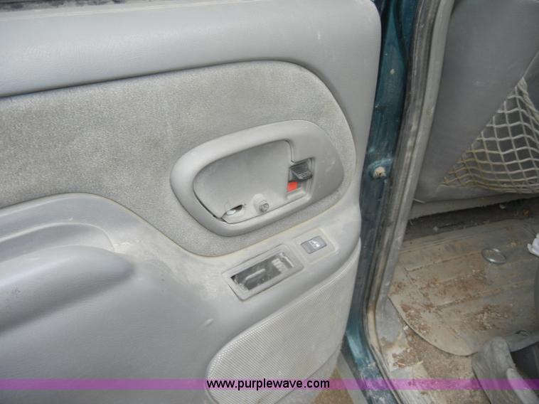 image for item D4793 1996 GMC Suburban 1500 SLT SUV