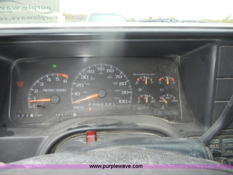 image for item D4793 1996 GMC Suburban 1500 SLT SUV