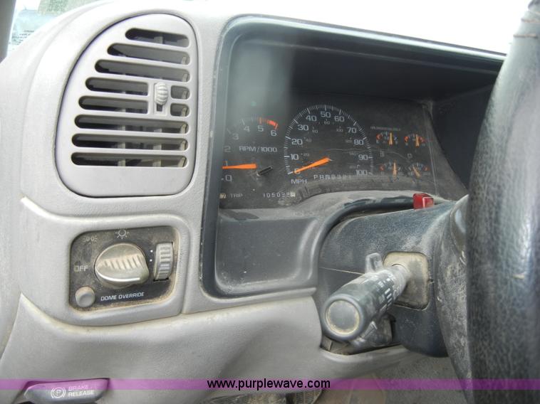 image for item D4793 1996 GMC Suburban 1500 SLT SUV