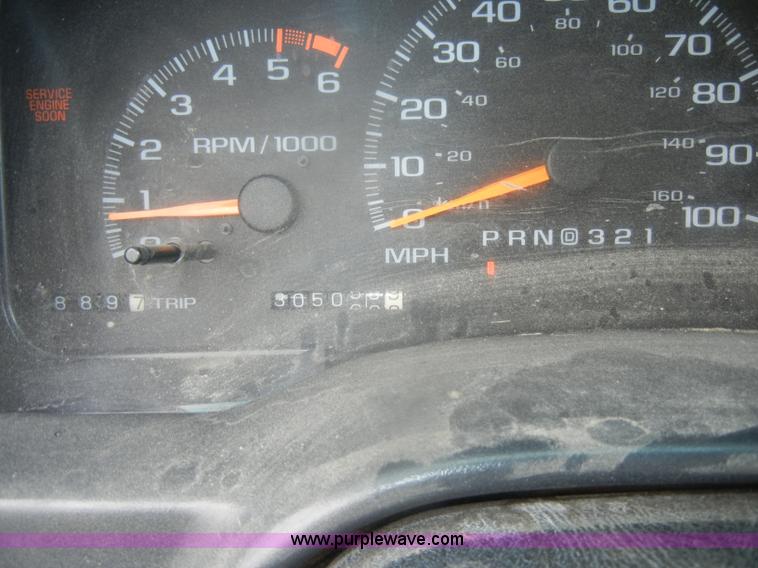 image for item D4793 1996 GMC Suburban 1500 SLT SUV