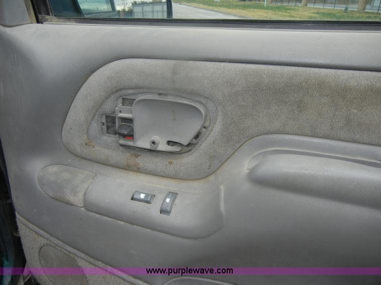 image for item D4793 1996 GMC Suburban 1500 SLT SUV