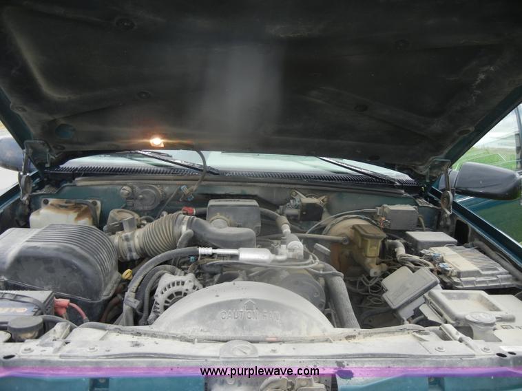 image for item D4793 1996 GMC Suburban 1500 SLT SUV