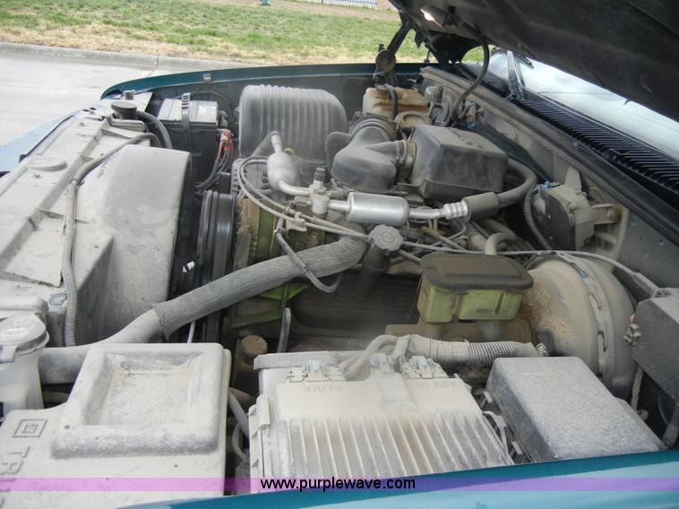 image for item D4793 1996 GMC Suburban 1500 SLT SUV