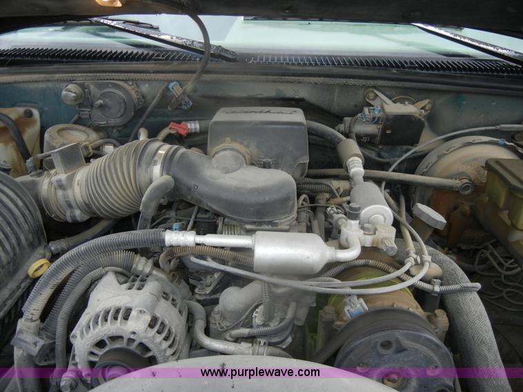 image for item D4793 1996 GMC Suburban 1500 SLT SUV