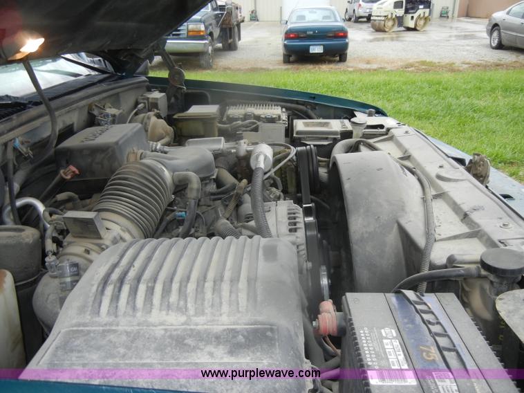 image for item D4793 1996 GMC Suburban 1500 SLT SUV