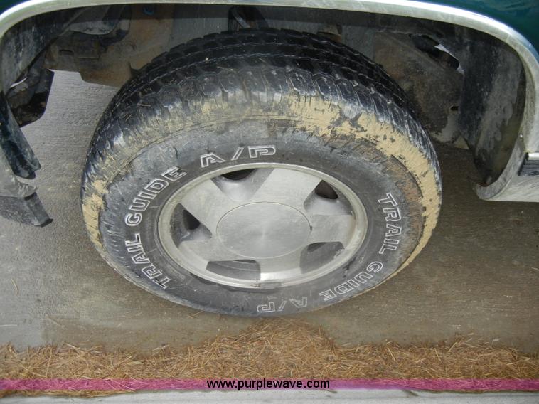 image for item D4793 1996 GMC Suburban 1500 SLT SUV