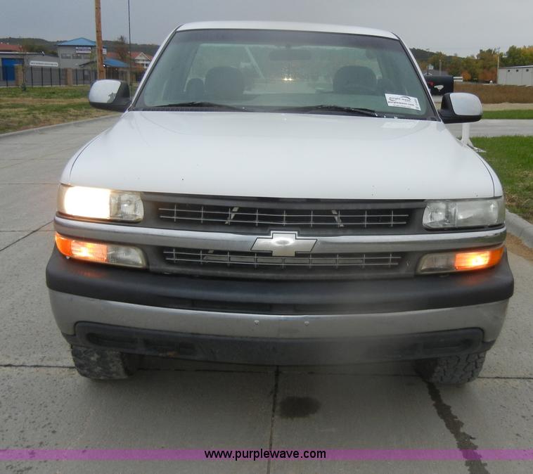 image for item D4800 1999 Chevrolet Silverado 1500 LS pickup truck